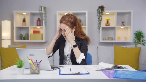 Mujer-Trabajadora-De-Oficina-En-Casa-Trabajando-En-Una-Computadora-Portátil-Estresada.